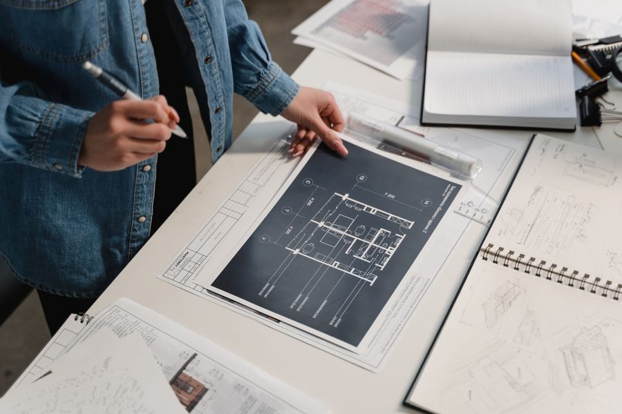 Plans d'architecte sur une table
